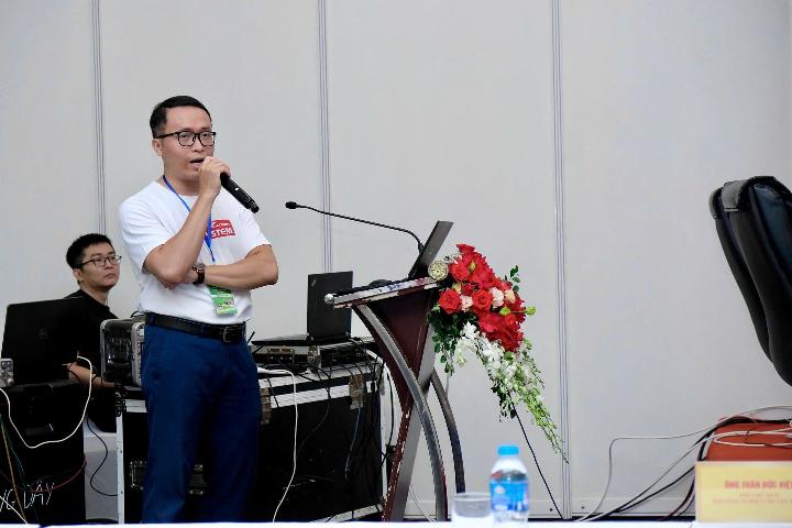 Anh Trần Quốc Hùng - Trưởng phòng tư vấn giải pháp chuyển đổi số GMO chủ trì workshop